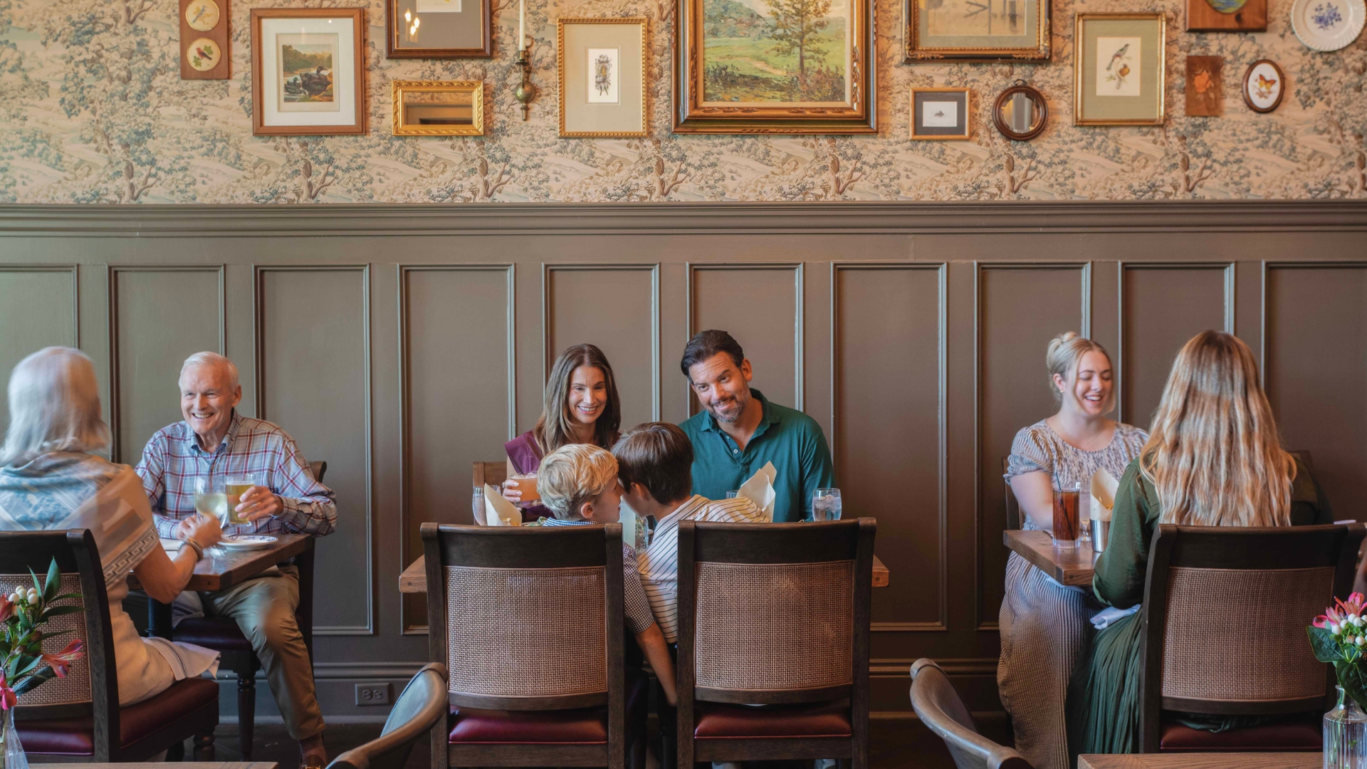 groups of families and friends dining